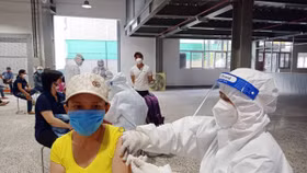 Sẽ tiêm vaccine COVID cho 100% công nhân tại doanh nghiệp "3 tại chỗ"