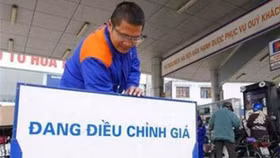 Điều hành giá xăng dầu: Nhiều nước giảm thuế, Nhật Bản trợ giá... Việt Nam nên chọn cách nào?