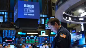 Chứng khoán Mỹ mất điểm sau dự báo suy thoái kinh tế của Fed