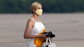 Khẩu trang đang trở thành xu hướng thời trang mới nhất trên thế giới