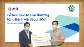 Trao tặng 2 xe cứu thương do MB tài trợ cho Bệnh viện Bạch Mai