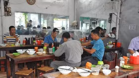 Dân Hà Nội được "ăn phở tại chỗ" từ 06h ngày 14/10