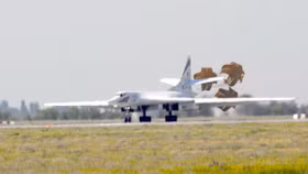 Không quân Nga tiếp nhận 2 máy bay Thiên Nga Trắng hiện đại hóa sâu Tu-160M