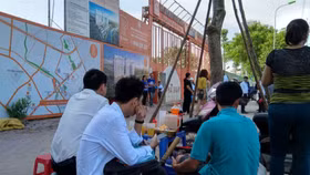 Nghịch lý: Giao dịch giảm quá nửa, giá nhà vẫn tăng mạnh