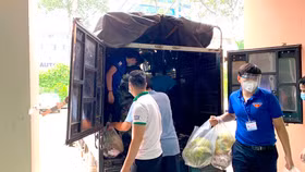 Thanh niên cùng các nữ doanh nhân Bình Phước trao hàng trăm suất quà tới sinh viên tại TP. HCM