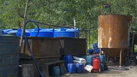 Ninh Bình: Công an TP Tam Điệp bắt quả tang một cơ sở tái chế dầu nhớt trái phép