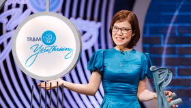 Hoa khôi một chân truyền cảm hứng trong “Trạm yêu thương”