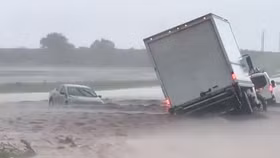 Lũ quét tấn công khiến nhiều phương tiện ngập trong nước