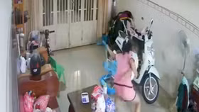 Phản ứng kịp thời, người mẹ cứu con nhỏ thoát nạn trong gang tấc