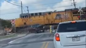 Cả nhà thoát nạn khó tin khi ô tô bị tàu hỏa đâm trực diện