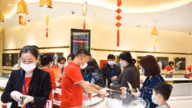 Khách tấp nập mua vàng trong dịp cận ngày vía Thần Tài tại các trung tâm của DOJI