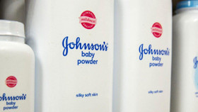 Johnson & Johnson ngừng bán sản phẩm phấn rôm trẻ em trên toàn cầu vào năm sau