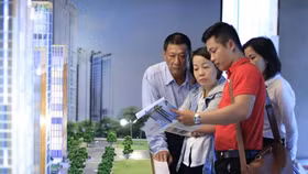 Nguồn cung căn hộ tại TP.HCM giảm gần một nửa