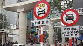 Đề xuất dỡ bỏ biển cấm taxi, xe hợp đồng tại nhiều tuyến phố