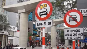 Đề xuất dỡ bỏ biển cấm taxi, xe hợp đồng tại nhiều tuyến phố