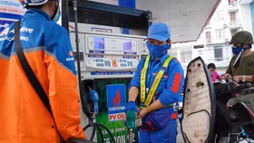 Giá xăng giảm hơn 800 đồng/lít