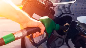 Mexico bỏ chính sách trợ cấp xăng dầu vì người Mỹ vượt biên để "đổ đầy bình"