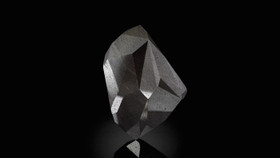 Viên kim cương đen tự nhiên "The Enigma" 555,55 carat được đấu giá tại Sotheby’s UAE