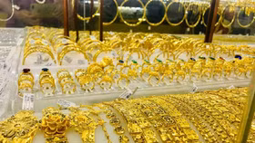 Giá vàng ngày 6/10: Vàng vẫn trụ vững ở mức 1.700 USD/ounce