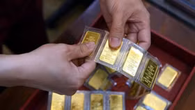 Vàng tiếp tục trượt dốc trước áp lực tăng lãi suất của Fed