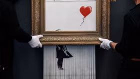 Tác phẩm nghệ thuật “xén giấy” được bán với giá hơn 500 tỷ đồng