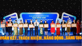 Tập đoàn Hưng Thịnh nhận bằng khen của UBND TP.HCM trong duy trì sản xuất kinh doanh và phòng chống Covid-19