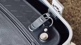 Apple AirTag trở thành phụ kiện du lịch “hot” nhất hè này