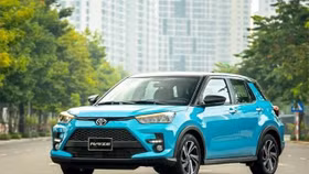 Ô tô đồng loạt tăng giá bán, từ phổ thông tới hạng sang