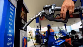 Giá xăng tiếp tục được điều chỉnh giảm nhẹ