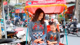 Những thiết kế áo dài cách điệu để mẹ và bé thật duyên dáng dạo phố đón xuân