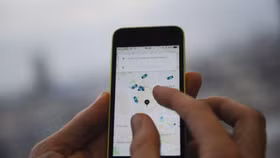 Ứng dụng đặt xe trong nước cạnh tranh với Uber và Grab ra sao?
