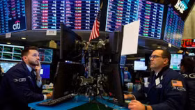 Áp lực lãi suất khiến chứng khoán Mỹ liên tục lao dốc