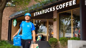 Mặc căng thẳng thương mại, Starbucks vẫn quyết "nắm tay" Alibaba