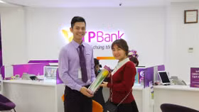Nhiều chị em thích thú với quà tặng 8-3 từ TPBank