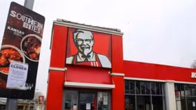 KFC phải tạm đóng cửa hàng trăm nhà hàng ở Anh vì thiếu gà