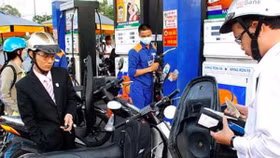 Đầu năm mới Mậu Tuất, giá xăng đồng loạt giảm
