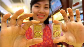 Giá vàng hôm nay 5/5: Lao dốc, thủng đáy!