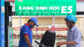 Bơm xăng E5 chạy xe tiền tỷ: Vẫn còn lăn tăn lắm