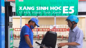 Bơm xăng E5 chạy xe tiền tỷ: Vẫn còn lăn tăn lắm