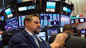 Dow Jones tăng gần 300 điểm trước sự lưỡng lự của ông Trump