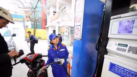 Xăng dầu đồng loạt được giảm giá