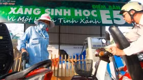 Xăng E5 tăng hơn 400 đồng/lít, A95 vẫn "để doanh nghiệp định giá"
