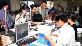 Cài cắm lợi ích nhóm vào giấy phép con