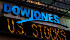 Dow Jones tăng hơn 900 điểm nhờ "sự nhẹ nhàng bất ngờ" của Trump