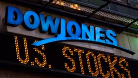 Dow Jones tăng hơn 900 điểm nhờ "sự nhẹ nhàng bất ngờ" của Trump