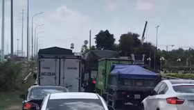 Hành khách bị kẹt xe trên cao tốc Long Thành bất ngờ được tặng vé máy bay