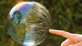 Bloomberg: Bong bóng đang xì hơi, hãy sẵn sàng cho một cuộc khủng hoảng