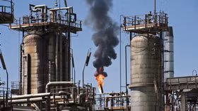 Lo giá dầu tăng giảm tiếp, OPEC tuyên bố cắt giảm sản lượng