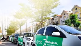 Grab sẽ phải gắn biển “taxi điện tử”?