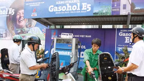 Băn khoăn chuyện 'giải cứu' xăng E5